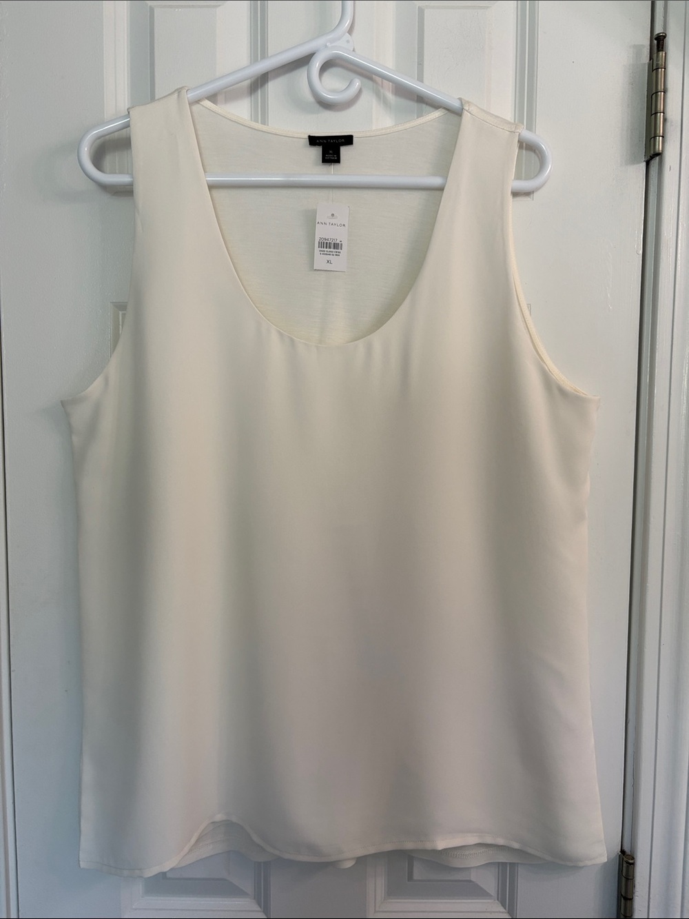 Ann Taylor Sleeveless Scoop Neck Shell Layering Top in Cream